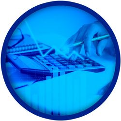 A imagem apresenta um círculo com borda azul, contendo uma fotografia estilizada em tons de azul. Dentro do círculo, vê-se:  Uma mão segurando uma caneta e pressionando teclas de uma calculadora. Ao lado da calculadora há um caderno ou bloco de anotações parcialmente visível. A composição sugere uma atividade de cálculo ou análise financeira, possivelmente ligada a contabilidade, orçamento ou auditoria. Sobre a imagem há gráficos translúcidos superpostos, como barras e linhas, reforçando o tema de análise de dados ou finanças. O efeito visual geral é tecnológico e corporativo, com forte uso de monocromia azul, transmitindo seriedade e precisão.