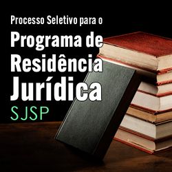 A imagem apresenta:  Uma pilha de livros antigos com capas duras, colocados sobre uma superfície de madeira. Um livro inclinado encostado na pilha, sugerindo um ambiente de estudo ou pesquisa. No canto superior esquerdo, há um texto em português que diz:  "Processo Seletivo para o Programa de Residência Jurídica SJSP"   O texto está em letras brancas e verdes, com o acrônimo "SJSP" destacado em verde, chamando atenção para a instituição ou programa mencionado.