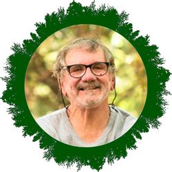 A imagem mostra uma pessoa com o rosto desfocado, vestindo uma camisa de cor clara. O cenário ao fundo parece ser ao ar livre, com vegetação e luz do sol filtrando pelas folhas.