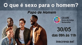 fundo azul com quatro homens de diferentes raças sorridentes conversando