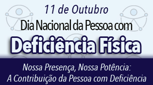 #Para Todos Verem: Banner com fundo azul claro e texto centralizado. No topo, a data "11 de Outubro". Abaixo, a frase "Dia Nacional da Pessoa com Deficiência Física", com "Deficiência Física" em destaque azul escuro e letras grandes. Na parte inferior, em fundo azul escuro, lê-se: "Nossa Presença, Nossa Potência: A Contribuição da Pessoa com Deficiência". Ao fundo, há ilustrações suaves do símbolo internacional de acessibilidade.